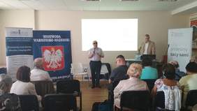 Pokaż zdjęcie: Marek Kalbarczyk Prezes Fundacji Szansa dla Niewidomych prowadzi dyskusję z uczestnikami