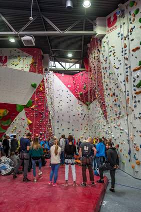 Pokaż zdjęcie: Uczestnicy zawodów wraz z opiekunami