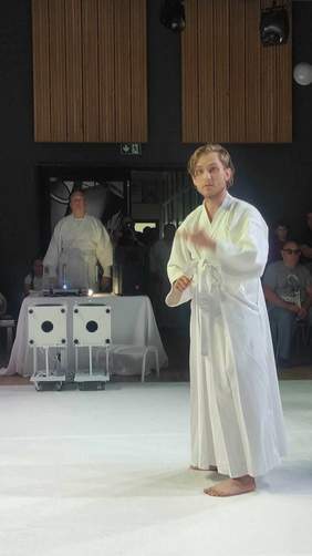 Pokaż zdjęcie: Aktor w trakcie odgrywania sceny