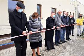 Pokaż zdjęcie: Przecięcie wstęgi pzrez zaproszonych gości