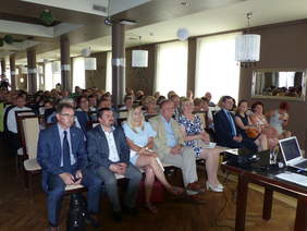 Pokaż zdjęcie:  Uczestnicy gali podsumowującej Małopolskie Dni Osób Niepełnosprawnych w Proszowicach