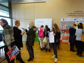 Pracownik Oddziału Podlaskiego PFRON Alicja Ryżyńska-Galicz udziela wywiadu lokalnym mediom.