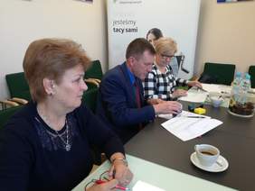 Pokaż zdjęcie: Stanisław Ryłko, Przewodniczący Zarządu, Halina Sasin, Wiceprzewodnicząca Zarządu oraz Bożena Chacia, Główny Księgowy Koła PSONI w Miechowie 