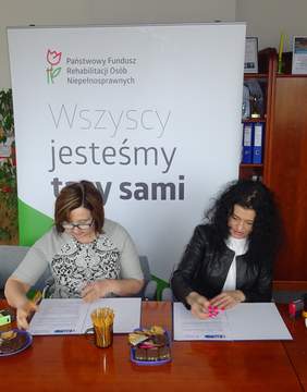 Pokaż zdjęcie: Przedstawiciele obu podmiotów składają podpisy