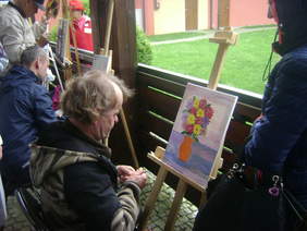 Pokaż zdjęcie: Uczestnicy wydarzenia doskonalą umiejętność malowania