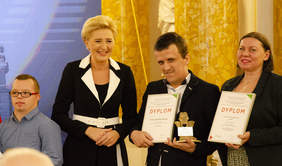 Pokaż zdjęcie: Pierwsza Dama wręcza statuetkę zwycięzcom jednej z kategorii konkursowych