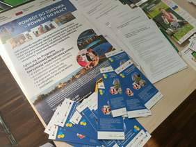 Pokaż zdjęcie: ulotki oraz plakat promujący projekt powrót do zdrowia powrót do pracy. Prowadzący do rekrutacji kandydatów do projektu