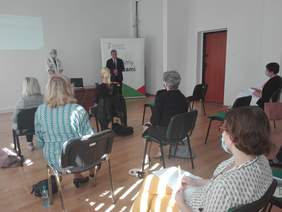 Pokaż zdjęcie: Spotkanie II - Dyrektor Oddziału Sląskiego PFRON - jan Wroński oraz Ekspert ds. współpracy z administracją publiczną wraz z uczestnikami spotkania potczas powitania