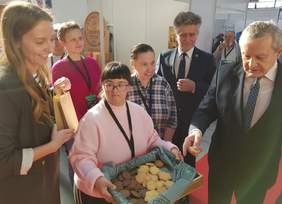 Pokaż zdjęcie: Minister Gliński  odwiedzał poszczególne stoiska