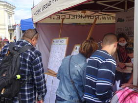 Pokaż zdjęcie: Zainteresowani ofertami pracy