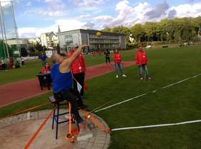 Pokaż zdjęcie: Zawody pchnięcia kulą