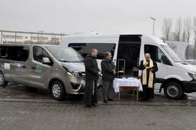 Pokaż zdjęcie: Poświęcenie samochodów dla WTZ i DPS w Powiecie Oświęcimskim (fot. kety.pl)