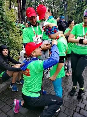 Pokaż zdjęcie: Justyna Kowalczyk z uczestnikami II Biegu po Oddech