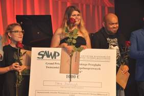 Pokaż zdjęcie: Laureaci konkursu piosenkarskiego, w środku zdobywczyni Grand Prix Przeglądu - Daria Barszczyk