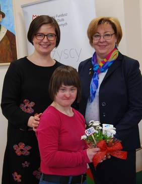 Pokaż zdjęcie: Prezes Stowarzyszenia "Tęcza" - Paulina Surman, Dyrektor Marta Mordarska oraz Agnieszka Kociołek