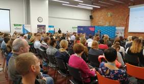 Pokaż zdjęcie: uczestnicy konferencji: odczytanie listu gratulacyjnego Prezes Zarządu PFRON do uczestników i organiztorów konfrerencji