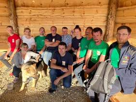 Pokaż zdjęcie: Katarzyna Barańczuk - Członek Zarządu Fundacji (druga od lewej na ławce) oraz część kadry obsługowo-rehabilitacyjnej i pracownicy Zakładu Aktywności Zawodowej "ILIOS"