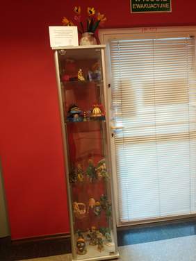 Pokaż zdjęcie: gablota z pracami