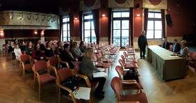 Pokaż zdjęcie: Przekazanie umów dotyczących dofinasowania kursów języka migowego Pracownikom MCK Sokół