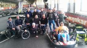 Pokaż zdjęcie: Zdjęcie grupowe czestników i organizatorów szkolenia gokartowego 