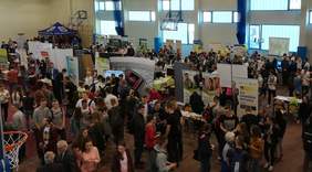 Pokaż zdjęcie: uczestnicy i wystawcy na Opoczyńskich Targach Pracy