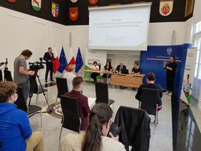 Pokaż zdjęcie: Na zdjęciu od lewej: Irena Semmler Fundacja Na Rzecz Osób Niewidomych Labrador Pies Przewodnik, Aneta Niestrawska Wicewojewoda Wielkopolski, Łukasz Mikołajczyk Wojewoda Wielkopolski oraz Anna Skupień Dyrektor Oddziału Wielkopolskiego PFRON