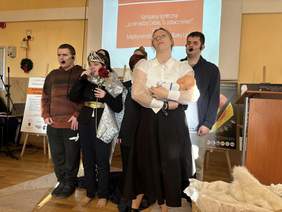 Grupa młodzieży odgrywa scenkę nawiazującą do Jasełek 