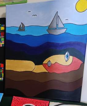 Pokaż zdjęcie: Obraz namalowany w formie kolorowych szerokich pasów, z wody wystaje leżąca kobieta, na drugim planie widać dwie żaglówki.