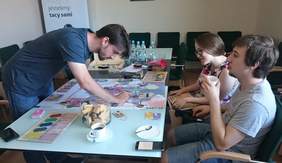 Pokaż zdjęcie: Mateusz Krzyszkowski, Anna Jackiewicz oraz Błażej Kłosowski podczas testowej rozgrywki