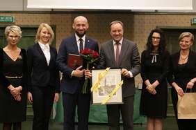 Pokaż zdjęcie: Wręczenie "Srebrnego drzewka" Klaudiuszowi Dyjas -dyrektorowi Miejskiego Ośrodka Pomocy Rodzinie w Słupsku