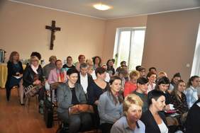 Pokaż zdjęcie: Edyta Drzastwa, specjalista Oddziału Wielkopolskiego PFRON z uczestnikami konferencji w Łopiennie