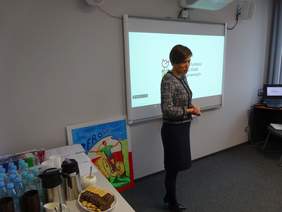 Pokaż zdjęcie: Powitanie uczestników szkolenia dla organizacji pozarządowych przez Annę Skupień, dyrektor Oddziału Wielkopolskiego PFRON 