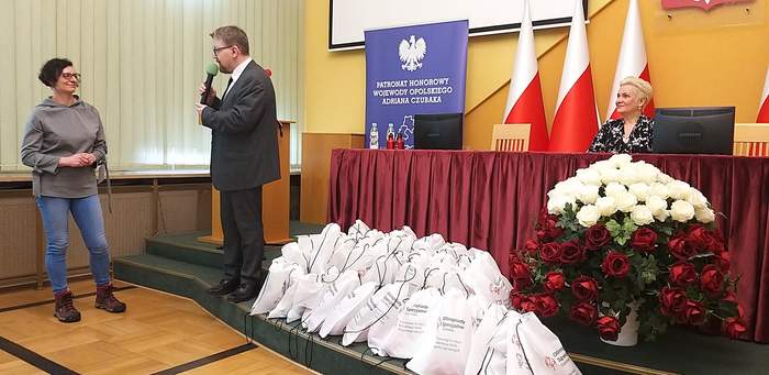 Pokaż zdjęcie: Pan Łukasz Żmuda - Dyrektor O/Opolskiego PFRON dziękuje pani Katarzynie Krzempek - Dyrektor O/Opolskiego OS za zaangażowanie sportowców i trenerów zrzeszonych w ramach Olimpiad Specjalnych 