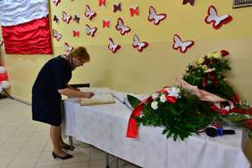 Pokaż zdjęcie: Wpis do księgi pamiątkowej SOSW