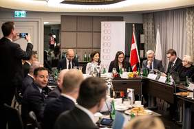 Pokaż zdjęcie: Ludzie siedzący przy stole 