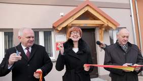 Minister rodziny, pracy i polityki społecznej Elżbieta Rafalska podczas otwarcia nowej siedziby Ośrodka Pomocy Społecznej w Szczańcu (fot. PAP/Lech Muszyński) 