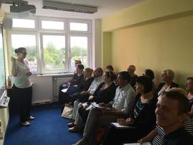 Pokaż zdjęcie: Pracownik Oddziału PFRON prowadzący szkolenie p. Beata Wojciechowska - samodzielny specjalista ds. wsparcia i współpracy NGO’s wraz z uczestnikami 