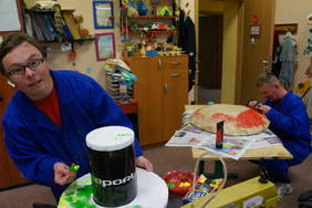 Podopieczni WTZ w pracowni Technicznej