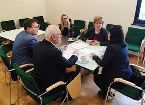 Pokaż zdjęcie: Podpisanie umowy dotyczącej programu "Pomoc osobom niepełnosprawnym poszkodowanym w wyniku żywiołu”