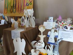 Pokaż zdjęcie: Wystawa prac uczestników warsztatów terapii zajęciowej towarzysząca XV Powiatowemu Dniu Godności Osoby Niepełnosprawnej w Ujściu