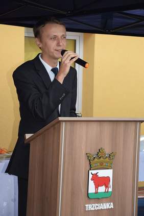 Pokaż zdjęcie: Odczytanie listu gratulacyjnego Anny Skupień, dyrektor Oddziału Wielkopolskiego PFRON z okazji otwarcia nowej siedziby Warsztatów Terapii Zajęciowej w Trzciance