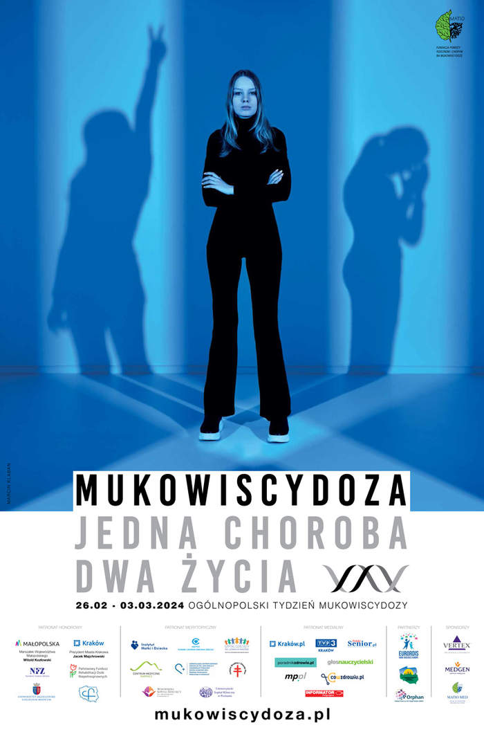 Pokaż zdjęcie: Kobieta ubrana na czarno stoi w pomieszczeniu oświetlonym niebieskim światłem. Po lewej stronie widoczny jest cień kobiety z dłonią podniesioną w geście zwycięstwa. Po prawej stronie możemy dostrzec natomiast cień drugiej kobiety, tym razem zmartwionej, ze spuszczoną głową. Poniżej widnieją następujące sformułowania: „Mukowiscydoza”, „Jedna choroba”, „Dwa życia”, „26.02.-03.03.2024” oraz „XXIII Ogólnopolski Tydzień Mukowiscydozy”. Na dole uwzględnione zostały logotypy: patronów honorowych, merytorycznych, medialnych oraz partnerów i sponsorów kampanii społecznej. W prawym, górnym rogu możemy dostrzec logo Fundacji Pomocy Rodzinom i Chorym na Mukowiscydozę „MATIO”.