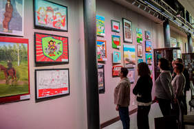 Pokaż zdjęcie: Podziwiający sztukę