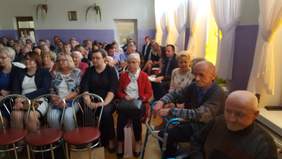 Pokaż zdjęcie: goście oraz pensjonariusze ŚDS w Dąbrowie Widawskiej