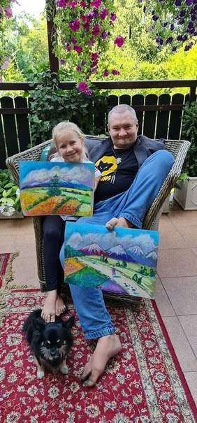 Pokaż zdjęcie: Stanisław Kmiecik i Martynka Gruca  podczas obchodów III Dnia Artystów Malujących ustami i stopami