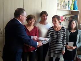 Pokaż zdjęcie: Wręczenie nagród paniom Iwonie Chrzanowskiej i Sylwii Boczek  z PŚDS w Starachowicach