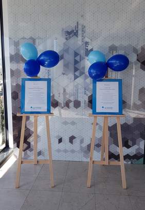 Pokaż zdjęcie: Plakaty informacyjne na temat autyzmu na parterze wieżowca przy Placu Bohaterów Getta w Krakowie.