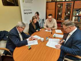 Pokaż zdjęcie: Podpisywanie umowy