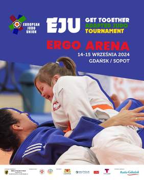 Pokaż zdjęcie: Na niebieskim tle napis EJU GET (…), miejsce i termin wydarzenia. Ujęcie dwóch walczących judoczek dziewczynki z zespołem downa w białym kimono i leżącej na kobiecie w niebieskim kimono. Pod spodem loga patronów, organizatorów i partnerów.
