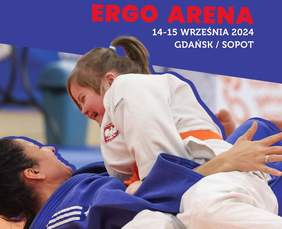 Pokaż zdjęcie: Na niebieskim tle miejsce i termin wydaąrzenia. Ujęcie dwóch walczących judoczek dziewczynki z zespołem downa w białym kimono i leżcej na kobiecie w niebieskim kimono.